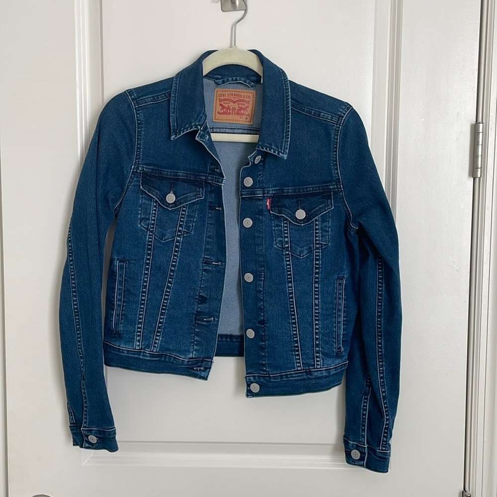 Levi denim jacket. Size Medium